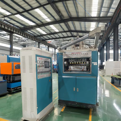 Plastic thermoforming machine is used to make disposable water cups. The forming area is 660*340mm.